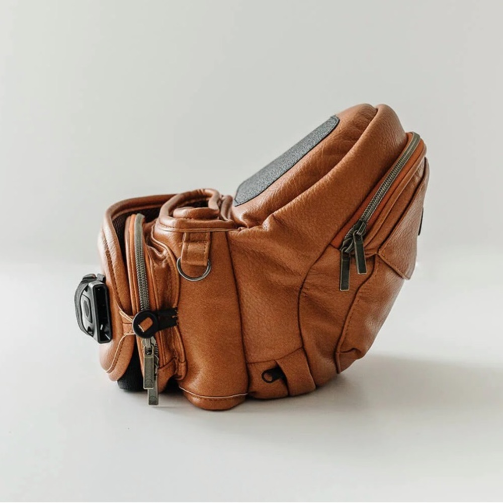 Tushbaby hip carrier in cognac like new!
